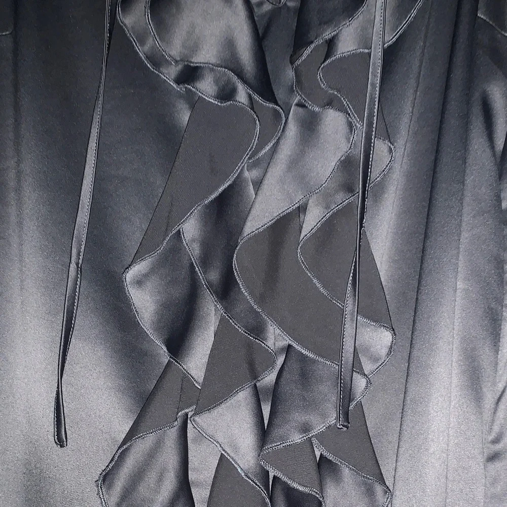 Gray Sleeveless Ruffle Top - Picture 4 of 10